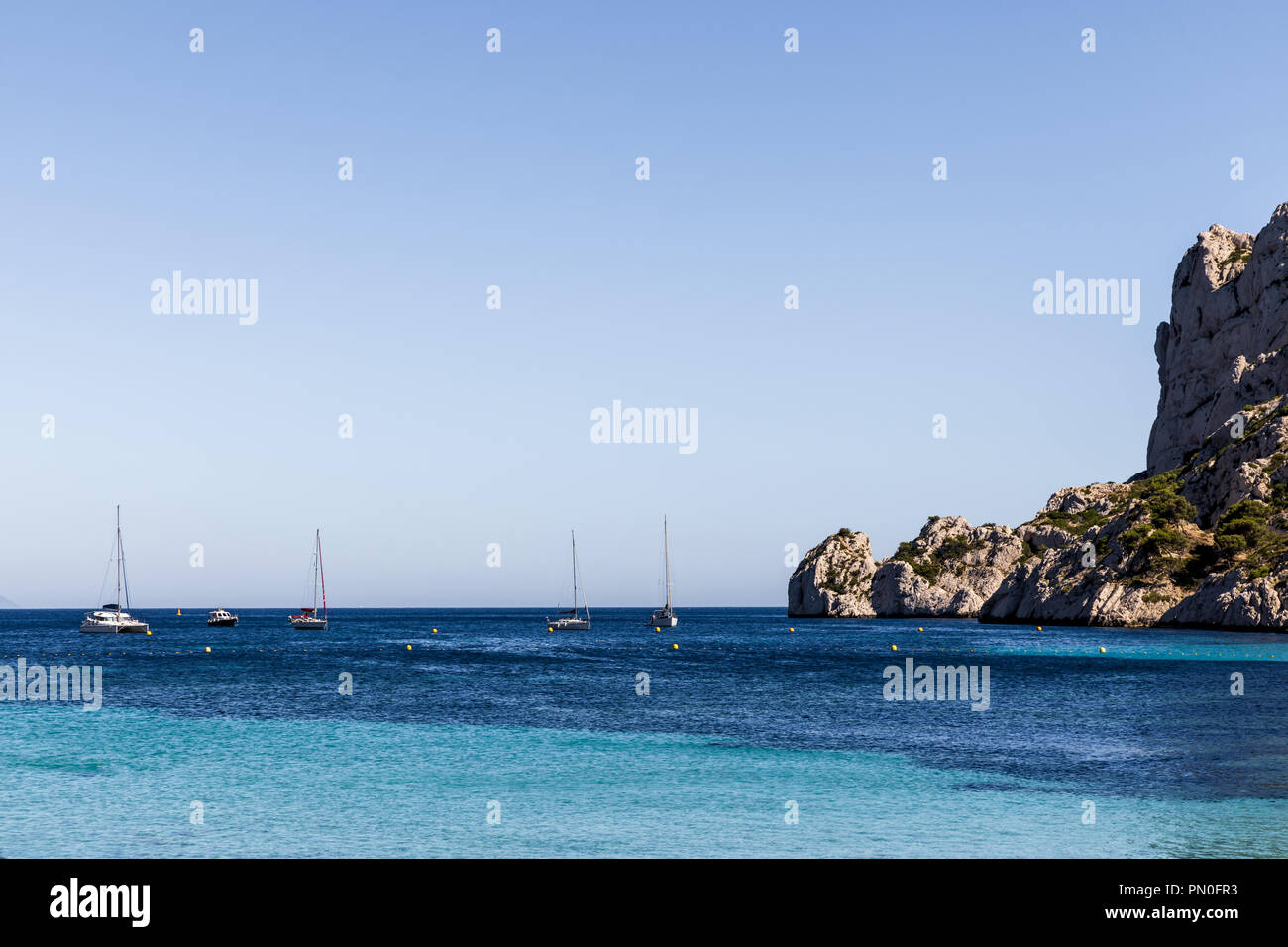 Yachten in ruhigen Meer Hafen und die Rocky Mountains in den Calanques de Marseille (Massif des Calanques), Provence, Frankreich Stockfoto