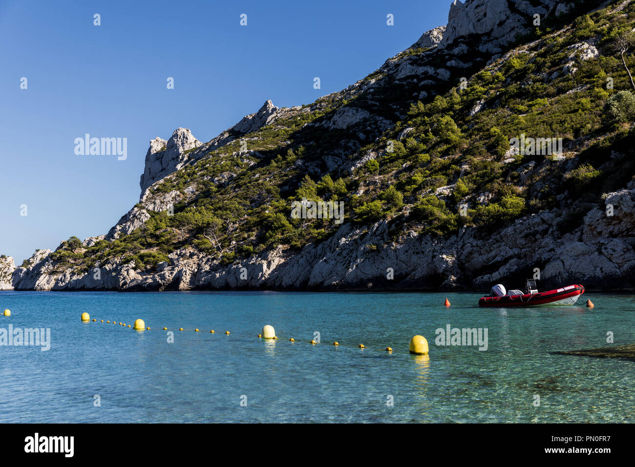 Motorboot in ruhigen Meer Hafen und die Rocky Mountains in den Calanques de Marseille (Massif des Calanques), Provence, Frankreich Stockfoto