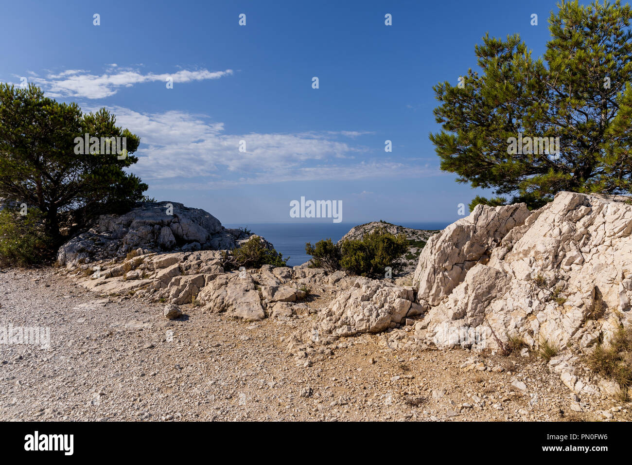 Felsen, grünen Bäumen und malerischen Meerblick in Calanques de Marseille (Massif des Calanques), Provence, Frankreich Stockfoto