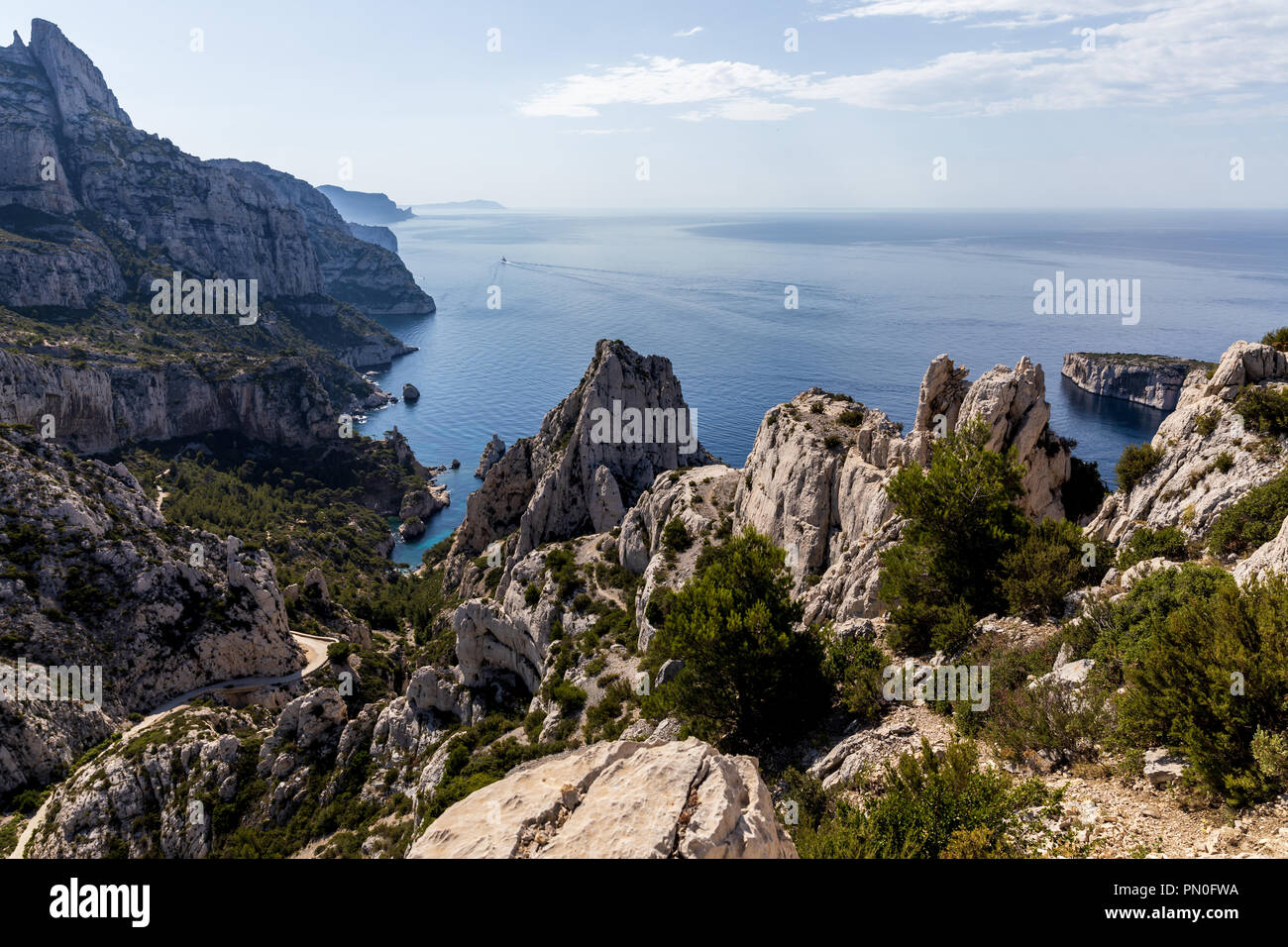 Luftbild des schönen Klippen und ruhige See Calanques de Marseille (Massif des Calanques), Provence, Frankreich Stockfoto