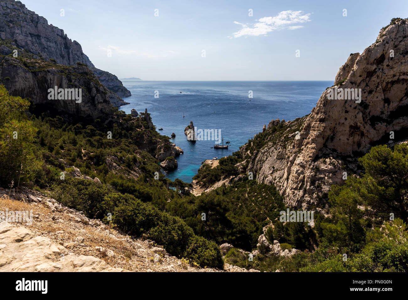 Schönen Rocky Mountains mit grüner Vegetation und Boote im Hafen, Calanques de Marseille (Massif des Calanques), Provence, Frankreich Stockfoto