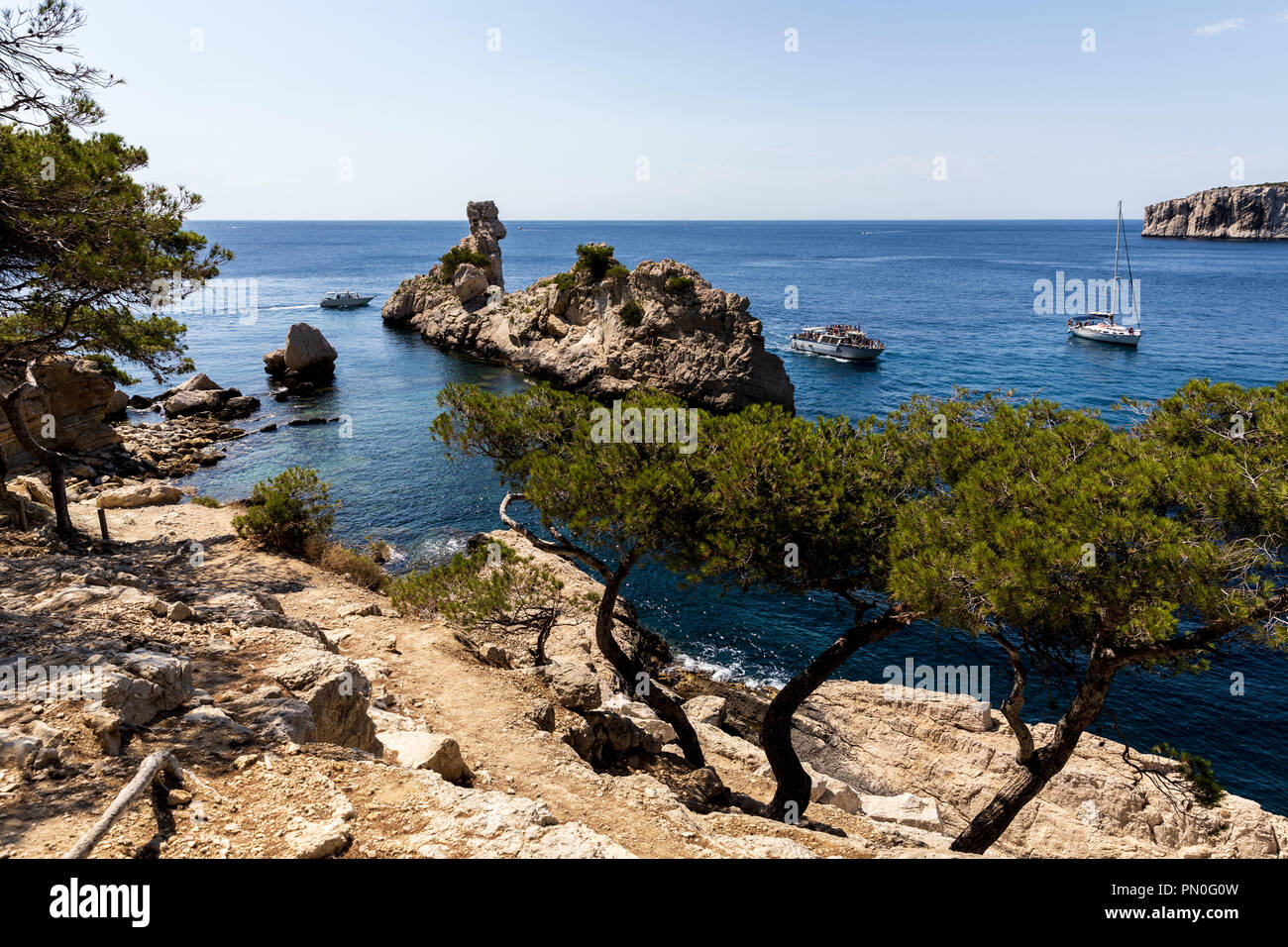 Schönen Klippen, ruhige See und Boote im Hafen, Calanques de Marseille (Massif des Calanques), Provence, Frankreich Stockfoto