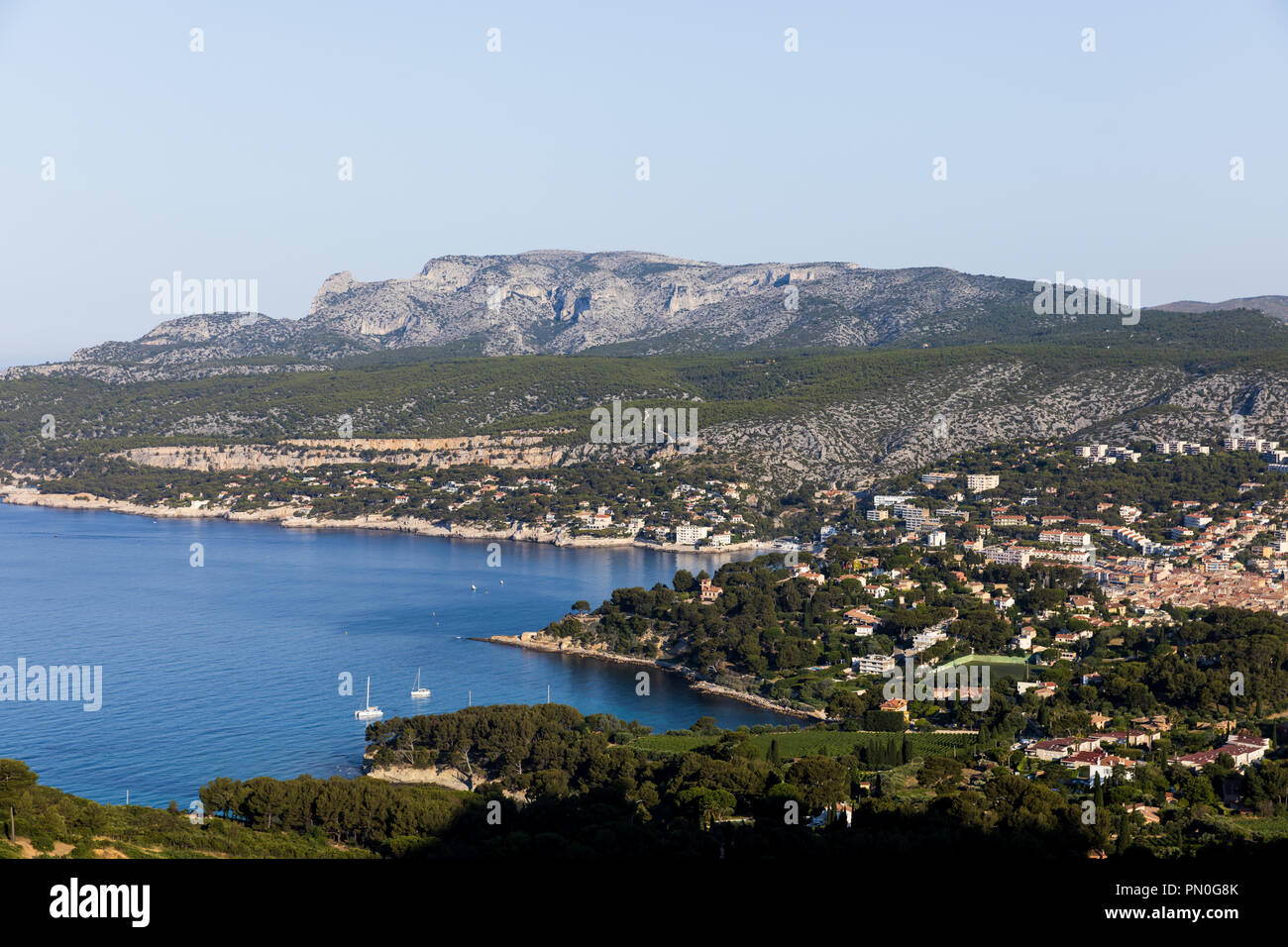 Luftbild des schönen Dorf und Meer Hafen mit Yachten in den Calanques de Marseille (Massif des Calanques), Provence, Frankreich Stockfoto