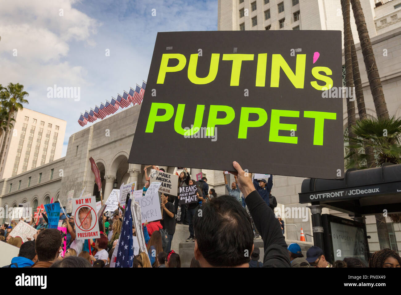 Schild mit der Aufschrift "Putin's Marionette" von Anti-Trump demonstrant am Los Angeles City Hall, 2017. Stockfoto