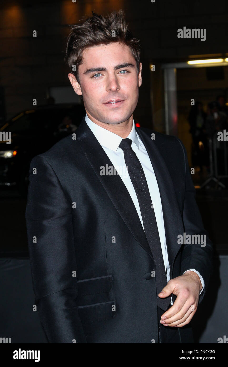 Zac Efron kommt bei der Premiere von Focus Features'', die unbeholfenen Moment" im Regal Cinemas L.A. Live am 27. Januar 2014 in Los Angeles, Kalifornien. Foto von Eden Ari/PRPP/PictureLux Datei Referenz # 32228_080 PRPPEA nur für redaktionelle Verwendung - Alle Rechte vorbehalten Stockfoto