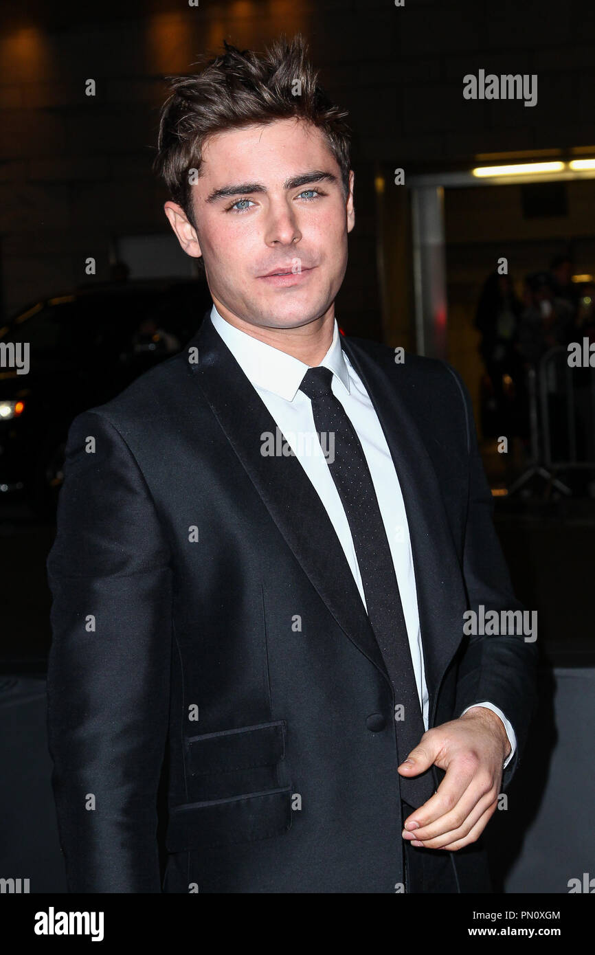 Zac Efron kommt bei der Premiere von Focus Features'', die unbeholfenen Moment" im Regal Cinemas L.A. Live am 27. Januar 2014 in Los Angeles, Kalifornien. Foto von Eden Ari/PRPP/PictureLux Datei Referenz # 32228_082 PRPPEA nur für redaktionelle Verwendung - Alle Rechte vorbehalten Stockfoto