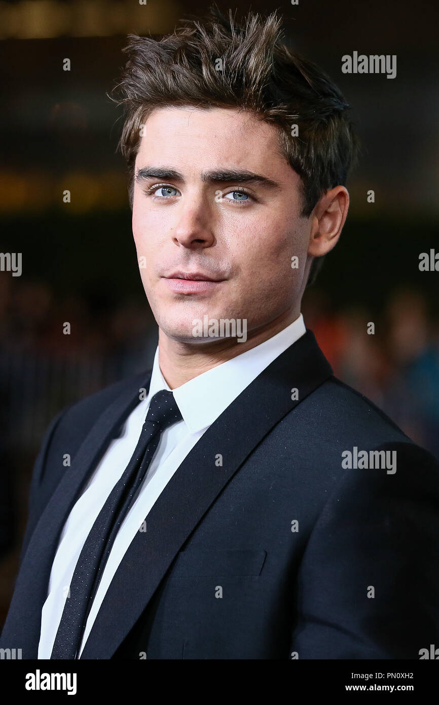 Zac Efron kommt bei der Premiere von Focus Features'', die unbeholfenen Moment" im Regal Cinemas L.A. Live am 27. Januar 2014 in Los Angeles, Kalifornien. Foto von Eden Ari/PRPP/PictureLux Datei Referenz # 32228_087 PRPPEA nur für redaktionelle Verwendung - Alle Rechte vorbehalten Stockfoto