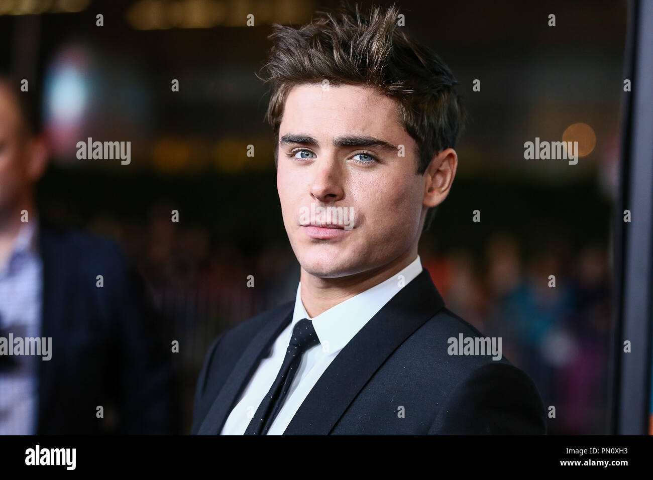 Zac Efron kommt bei der Premiere von Focus Features'', die unbeholfenen Moment" im Regal Cinemas L.A. Live am 27. Januar 2014 in Los Angeles, Kalifornien. Foto von Eden Ari/PRPP/PictureLux Datei Referenz # 32228_088 PRPPEA nur für redaktionelle Verwendung - Alle Rechte vorbehalten Stockfoto