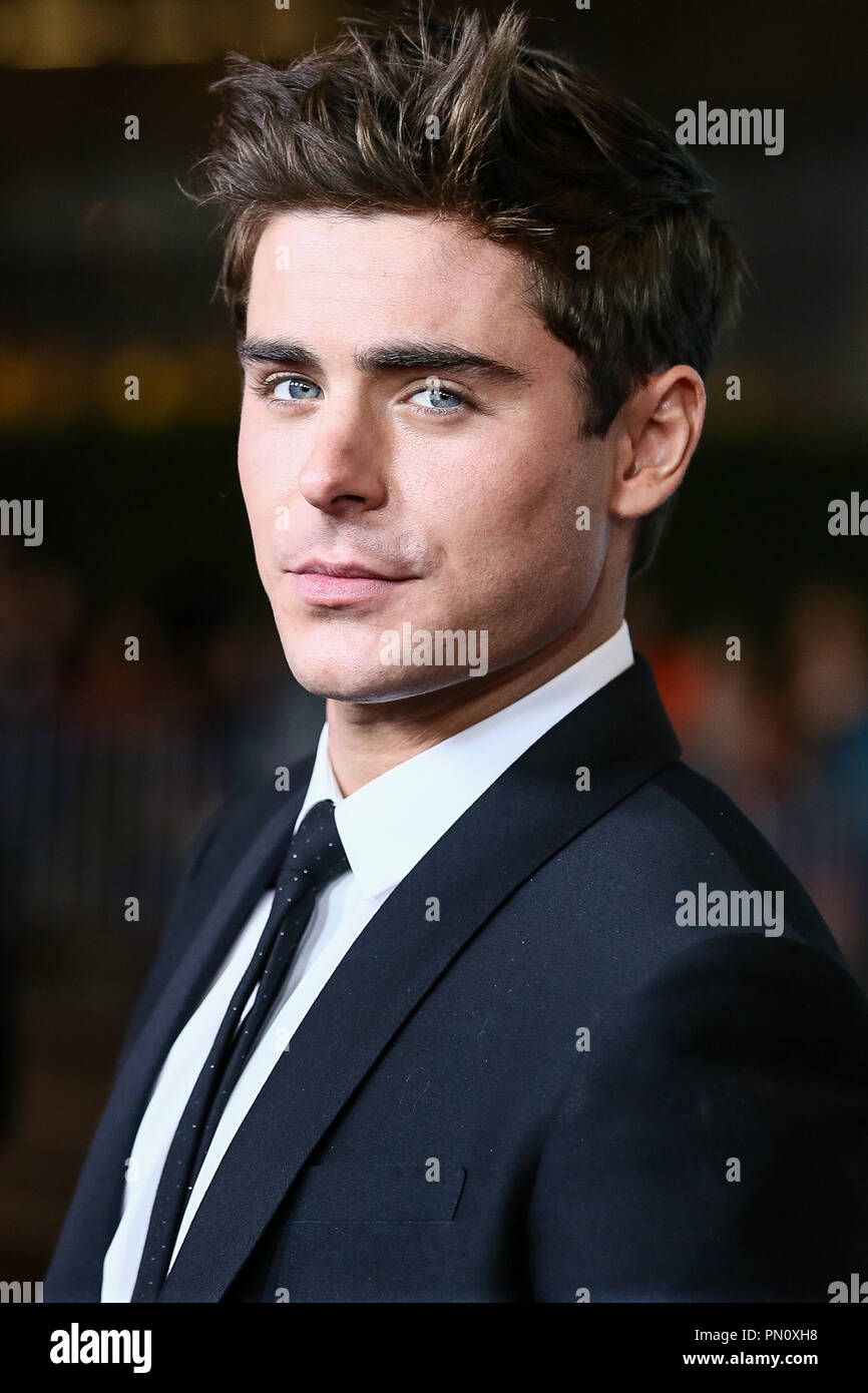Zac Efron kommt bei der Premiere von Focus Features'', die unbeholfenen Moment" im Regal Cinemas L.A. Live am 27. Januar 2014 in Los Angeles, Kalifornien. Foto von Eden Ari/PRPP/PictureLux Datei Referenz # 32228_091 PRPPEA nur für redaktionelle Verwendung - Alle Rechte vorbehalten Stockfoto