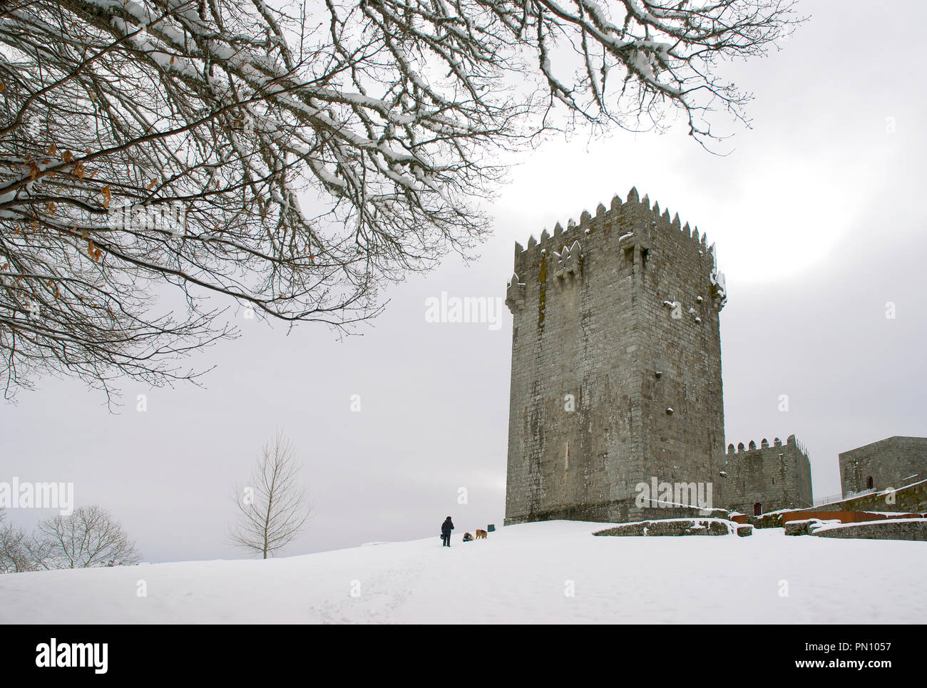 Die mittelalterliche Burg von Montalegre in einer verschneiten Tag. Tras-os-Montes, Portugal Stockfoto