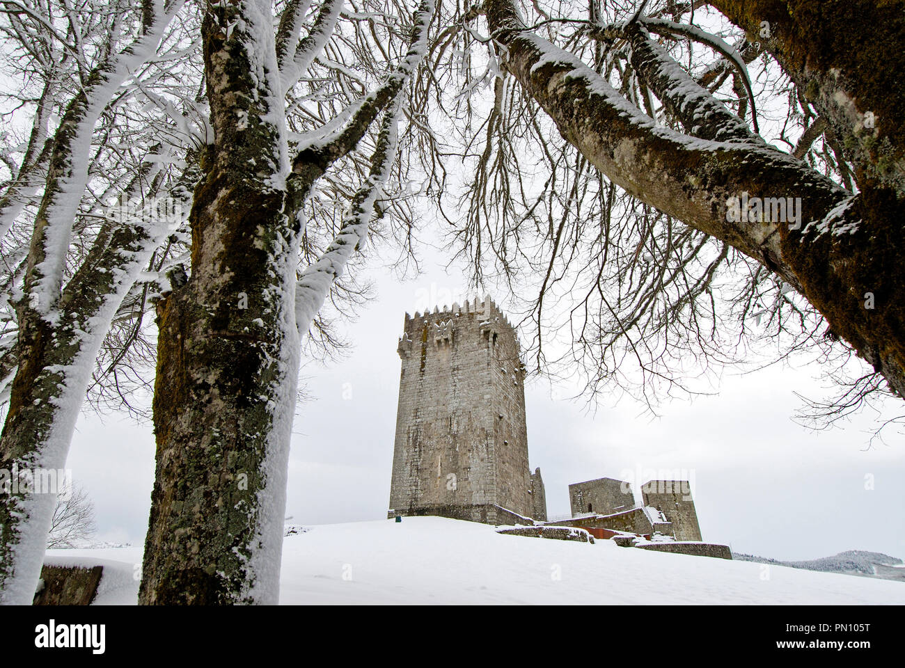 Die mittelalterliche Burg von Montalegre in einer verschneiten Tag. Tras-os-Montes, Portugal Stockfoto