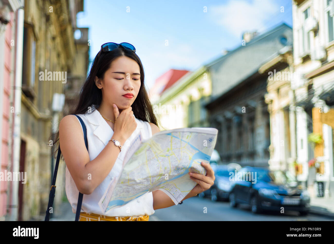 Asiatische Reisende mit einer Karte erkunden Europäische Architektur Straßen der Stadt Stockfoto