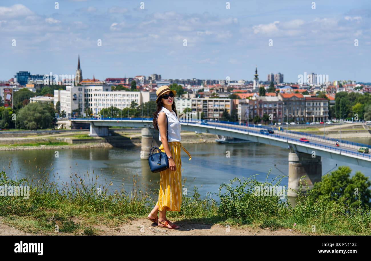 Asiatische Reisende genießen Sie den Blick auf die Stadt Novi Sad, Serbien Stockfoto