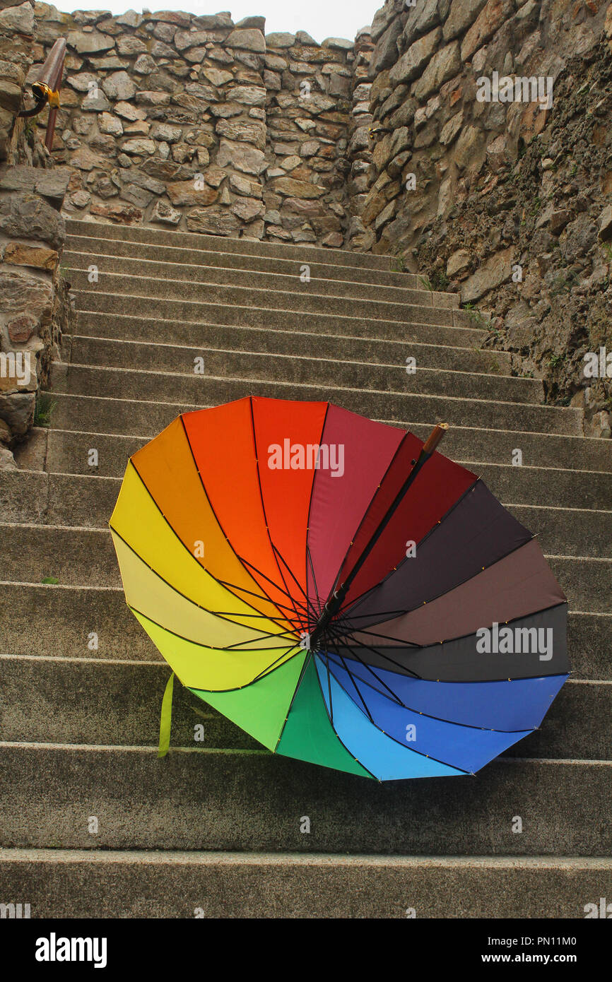 Wunderschöne Regenschirm in Regenbogenfarben Stockfotografie - Alamy