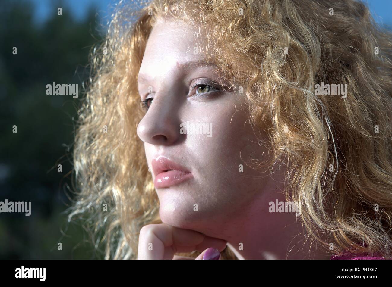 Ein Porträt der blonde Junge hübsche Frau Stockfoto
