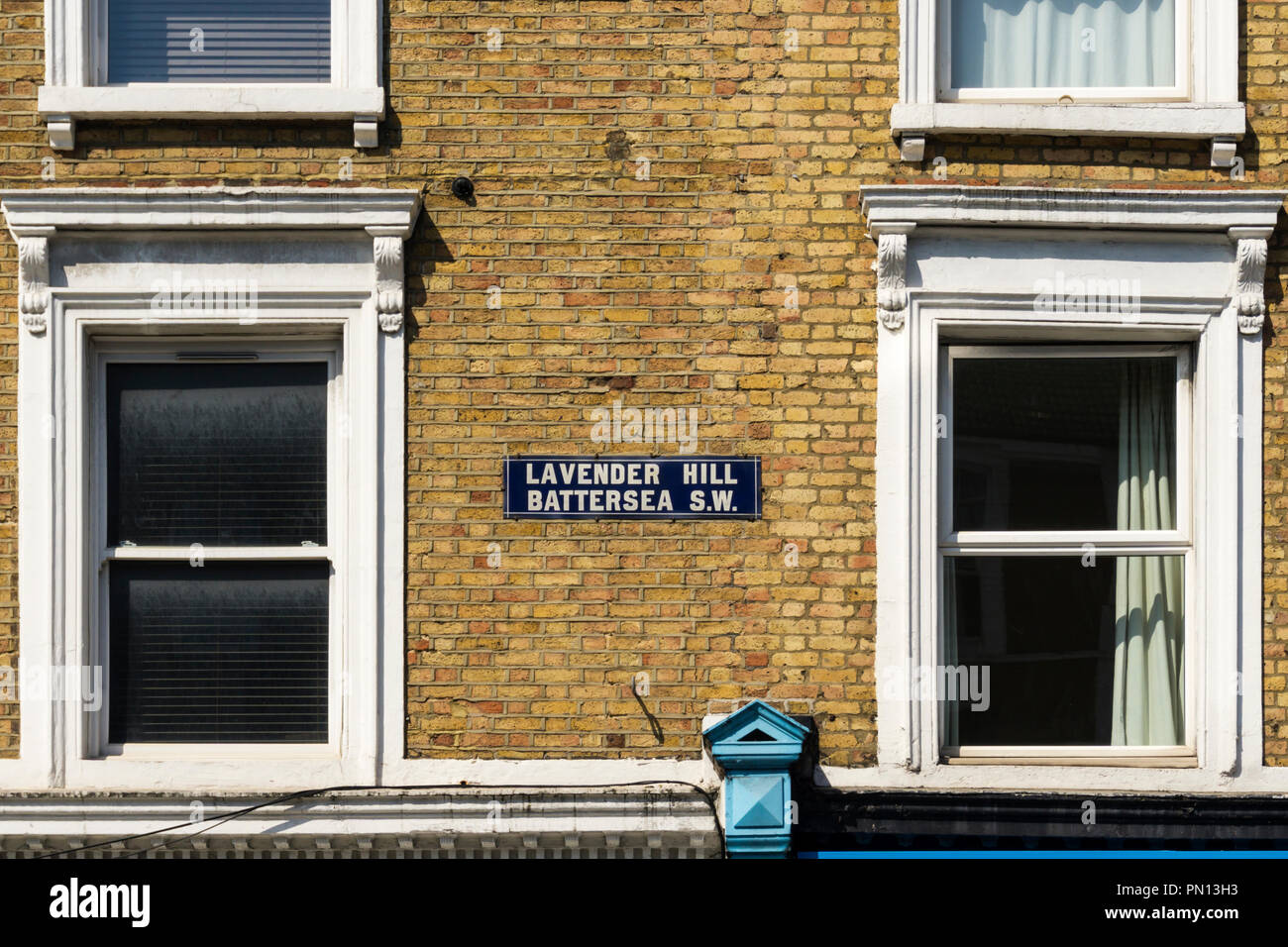 Ein altes Straßenschild für Lavender Hill, Battersea S.W. im Süden Londons. Stockfoto