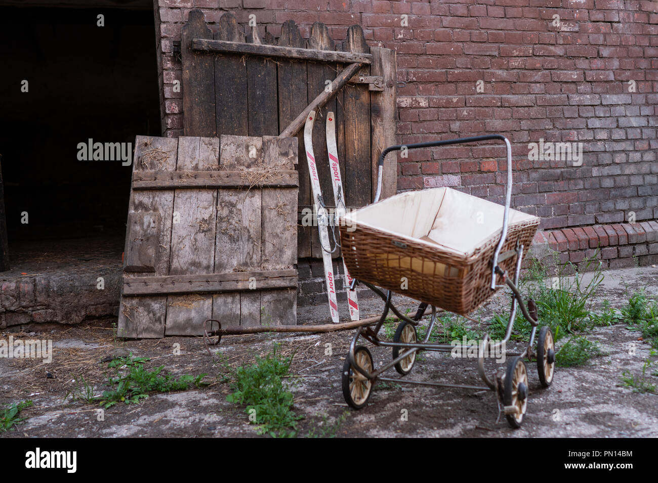 Alte antike Kinderwagen. Verlorene Orte. Stockfoto