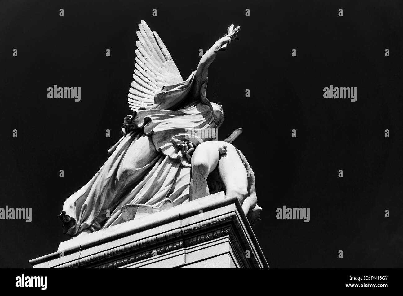 Berlin, Deutschland, 28. Juli 2018: Dramatische Winkel der Skulptur von Nike - Griechische Göttin des Sieges - nimmt die gefallenen Helden zu Olympus auf Schloss Brücke von Stockfoto