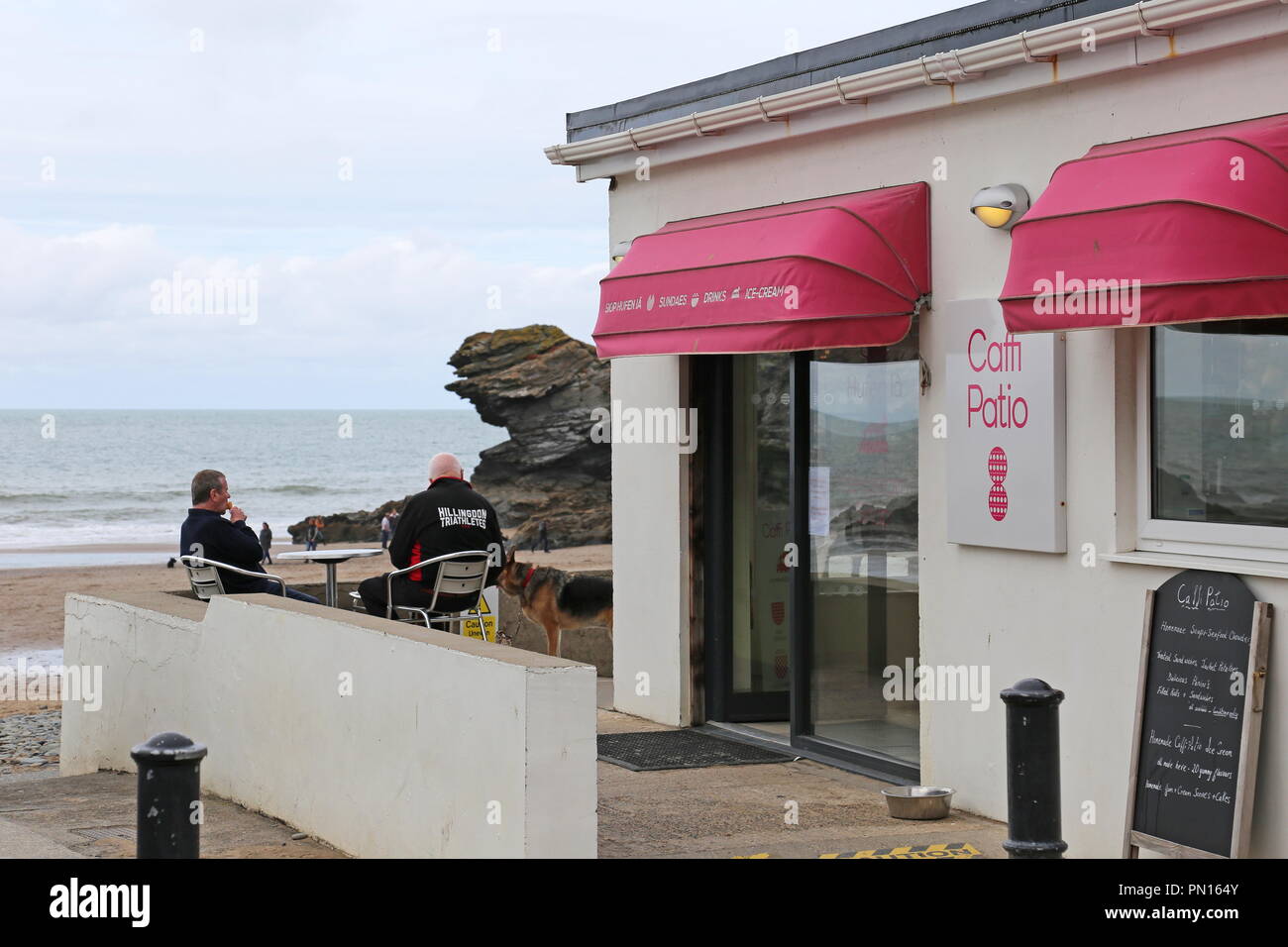 Terrasse Cafe mit Bica's Rock jenseits, Llangrannog, Cardigan Bay, Ceredigion, Wales, Großbritannien, USA, UK, Europa Stockfoto