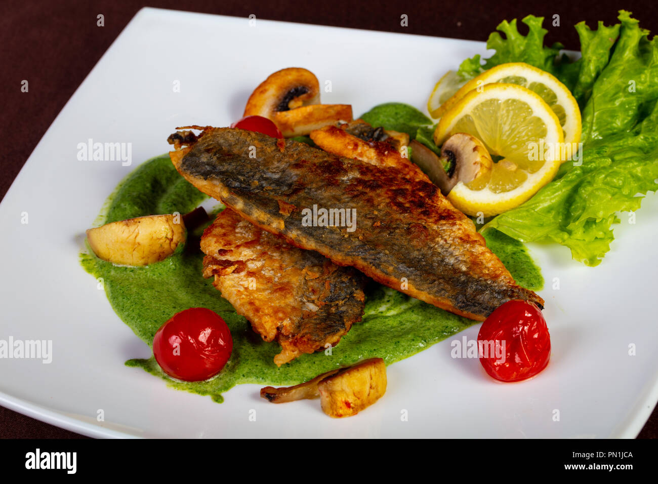 Gebratene Dorado Fisch Filet mit Sauce Stockfoto