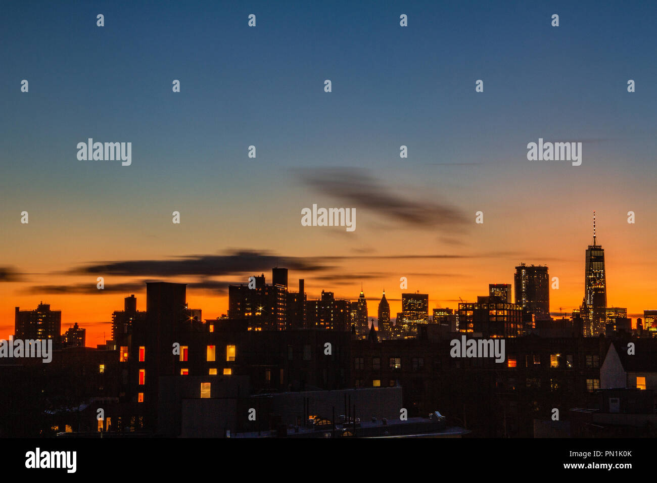 Nacht Blick auf Lower Manhattan von Williamsburg, Brooklyn im September 2018. Stockfoto