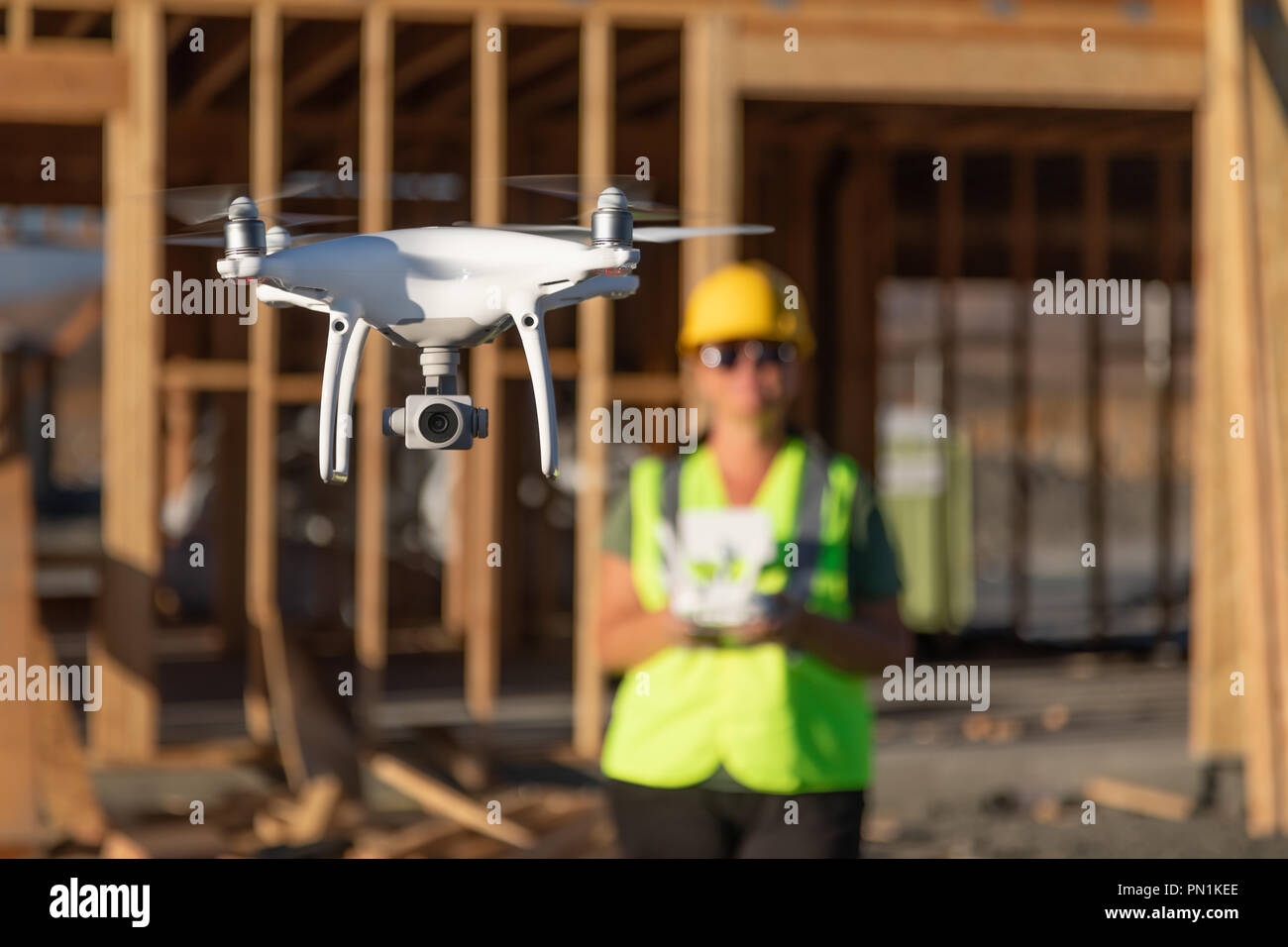 Pilotin fliegt Drone Quadcopter Inspektion Baustelle. Stockfoto