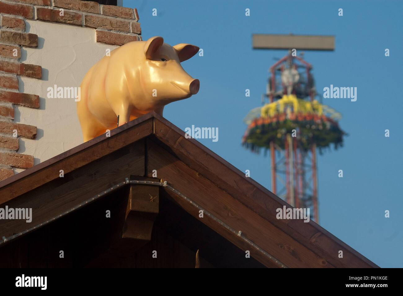 Abbildung eines großen auf einem Dach der einen Verkaufsstand mit Freifall Turm im Hintergrund Stockfoto