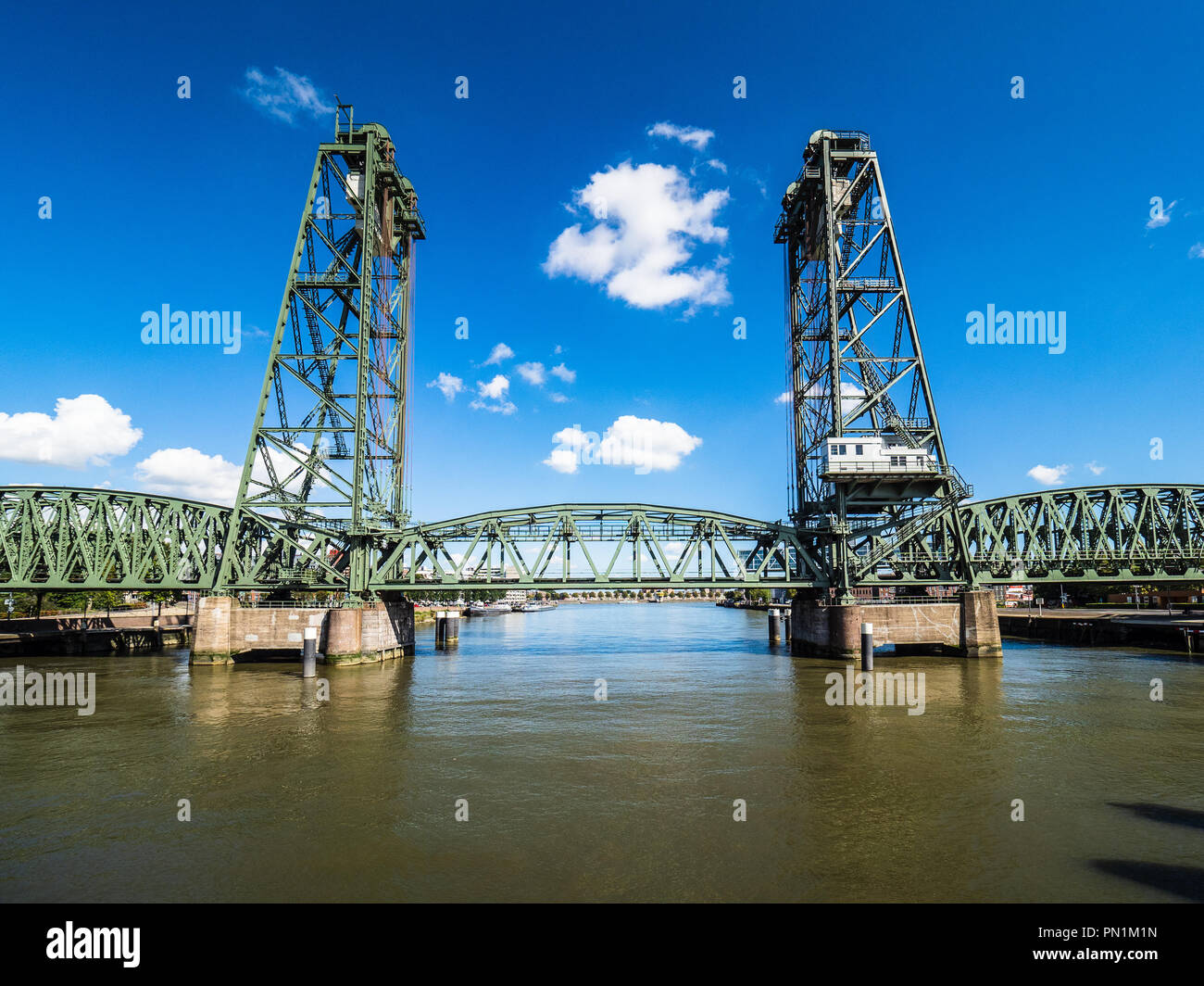 De Hef Brücke oder den Koningshaven Brücke ist eine stillgelegte Bahnstrecke Hubbrücke über den Koningshaven in Rotterdam. Stockfoto
