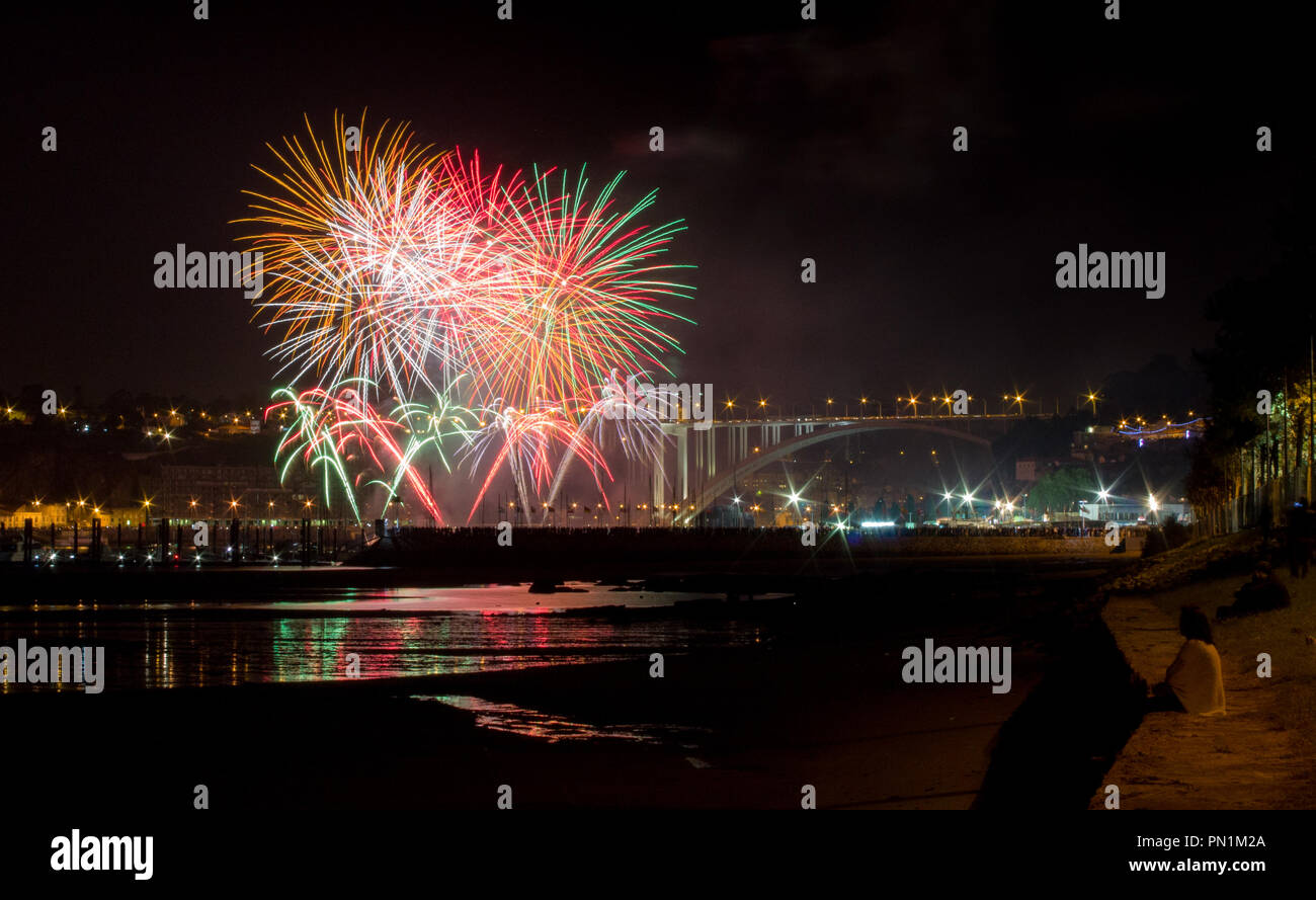 Feuerwerk auf einem Stadtfest. Stockfoto