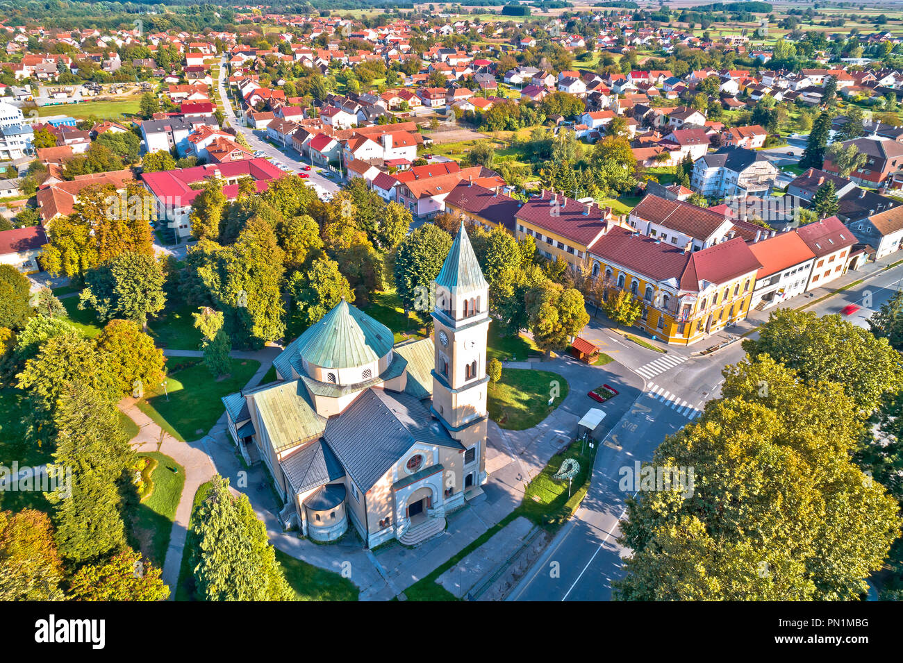 Stadt Durdevac Kirche und Dächer Luftbild, Region Podravina Kroatien Stockfoto