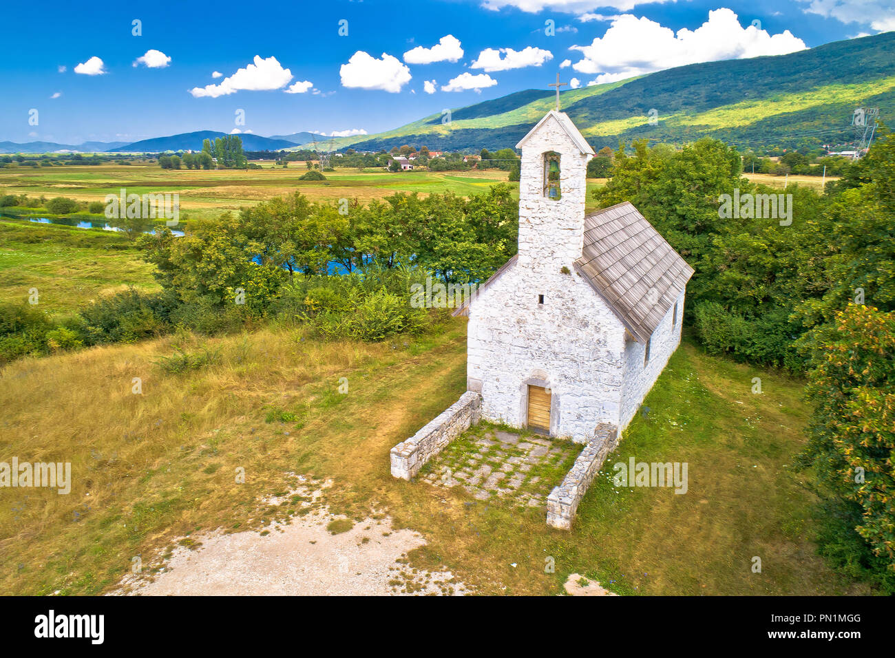 Steinerne Kirche durch Fluss Gacka Luftaufnahme, Lika, Kroatien Stockfoto