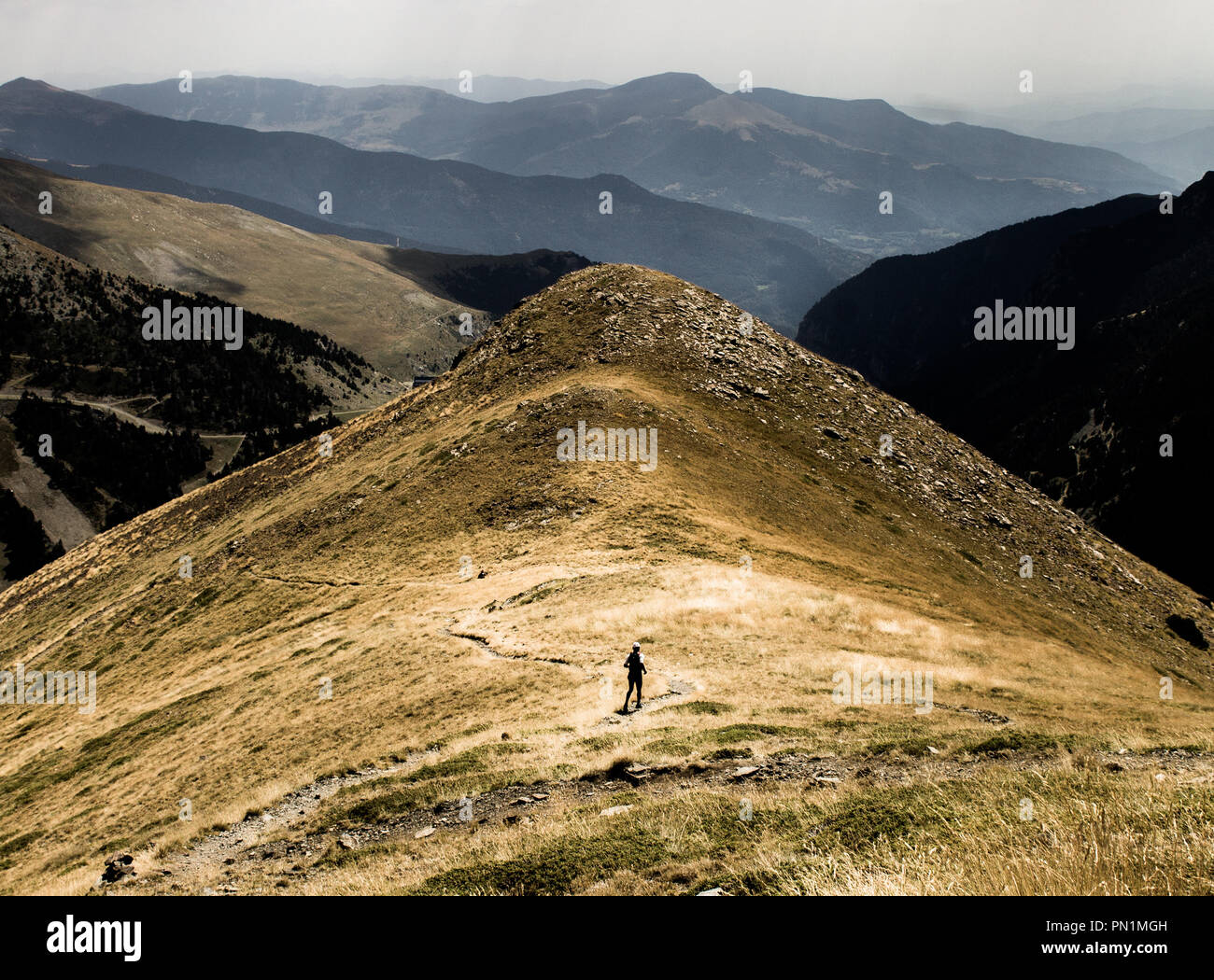 Ein Mann läuft auf einem Pfad in den Pyrenäen. Stockfoto