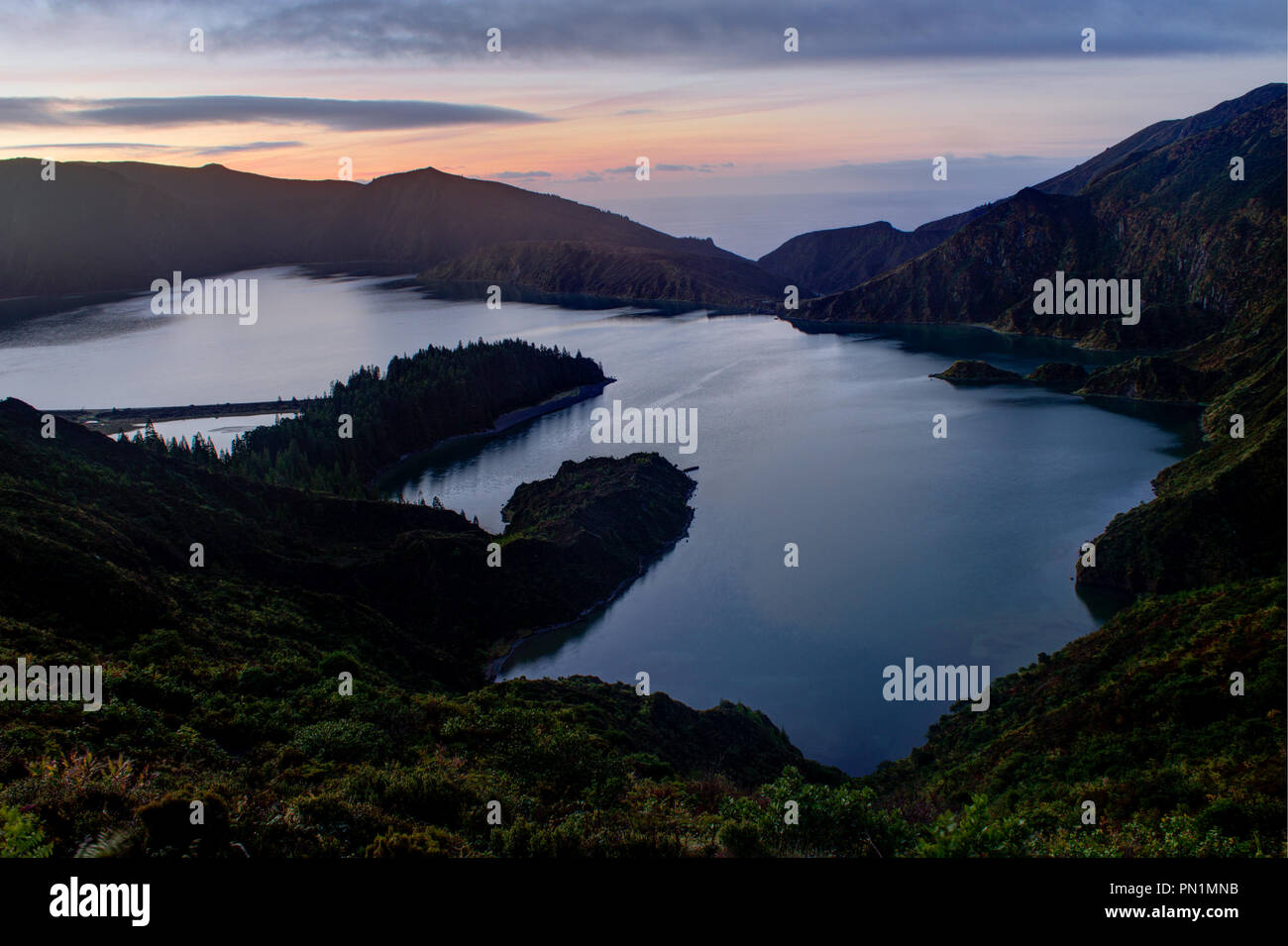 Panorama auf den See, auf einer vulkanischen Insel bei Sonnenaufgang. Stockfoto