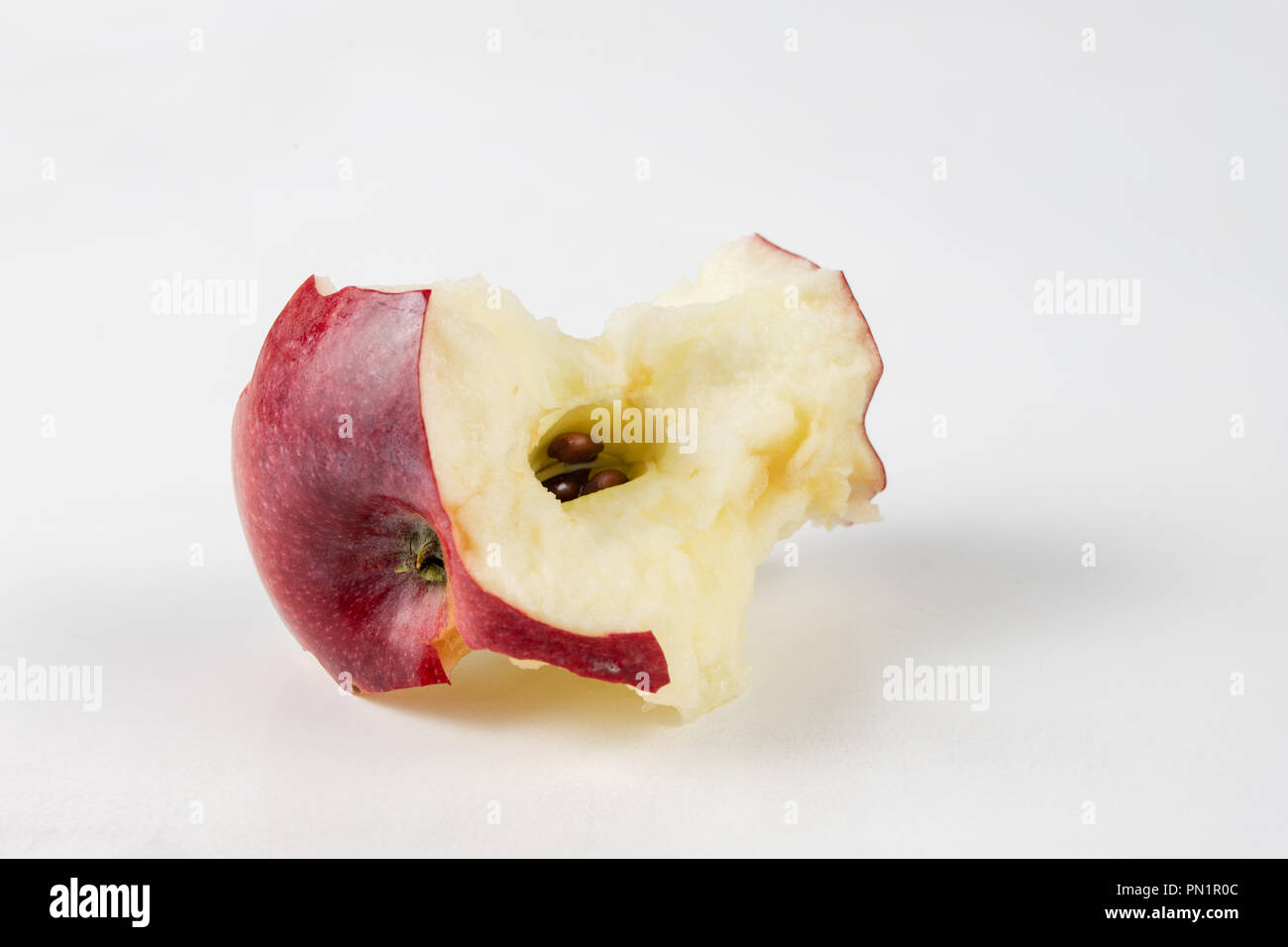 Lecker und reifer Apfel auf dem Küchentisch. Süße Früchte aus Mitteleuropa. Weißer Hintergrund. Stockfoto