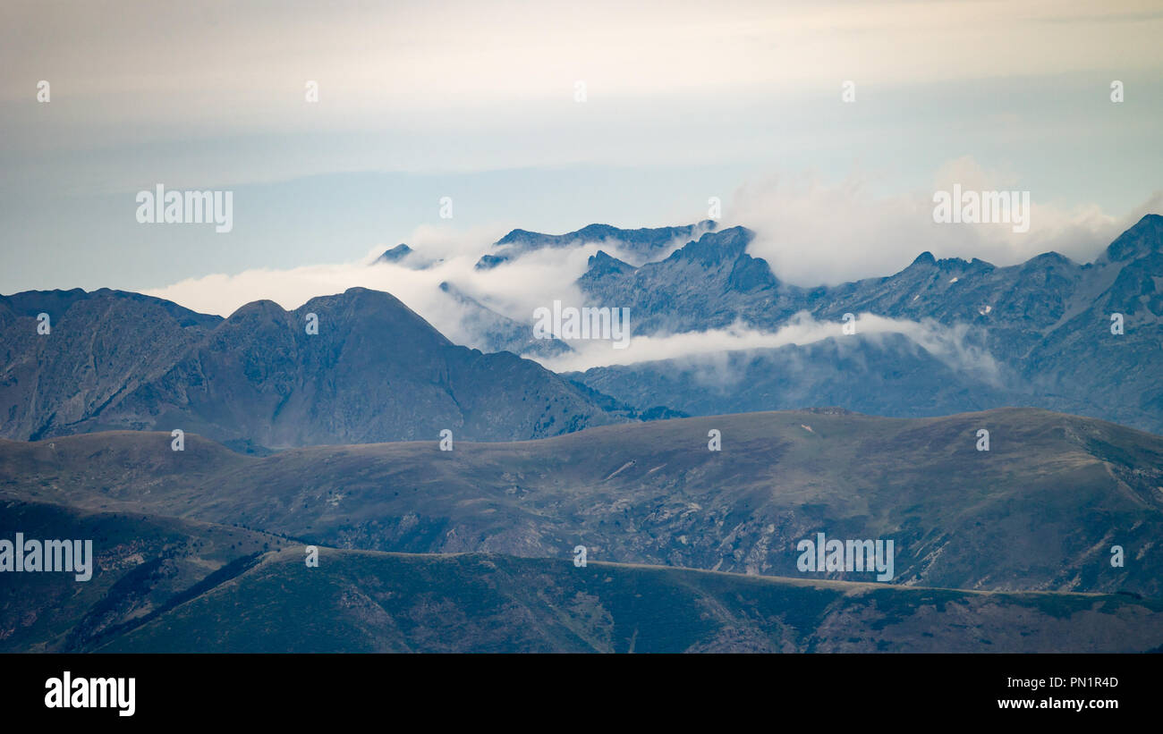 Panorama einer wolkenbildung Umgebung eine Gebirgskette. Stockfoto