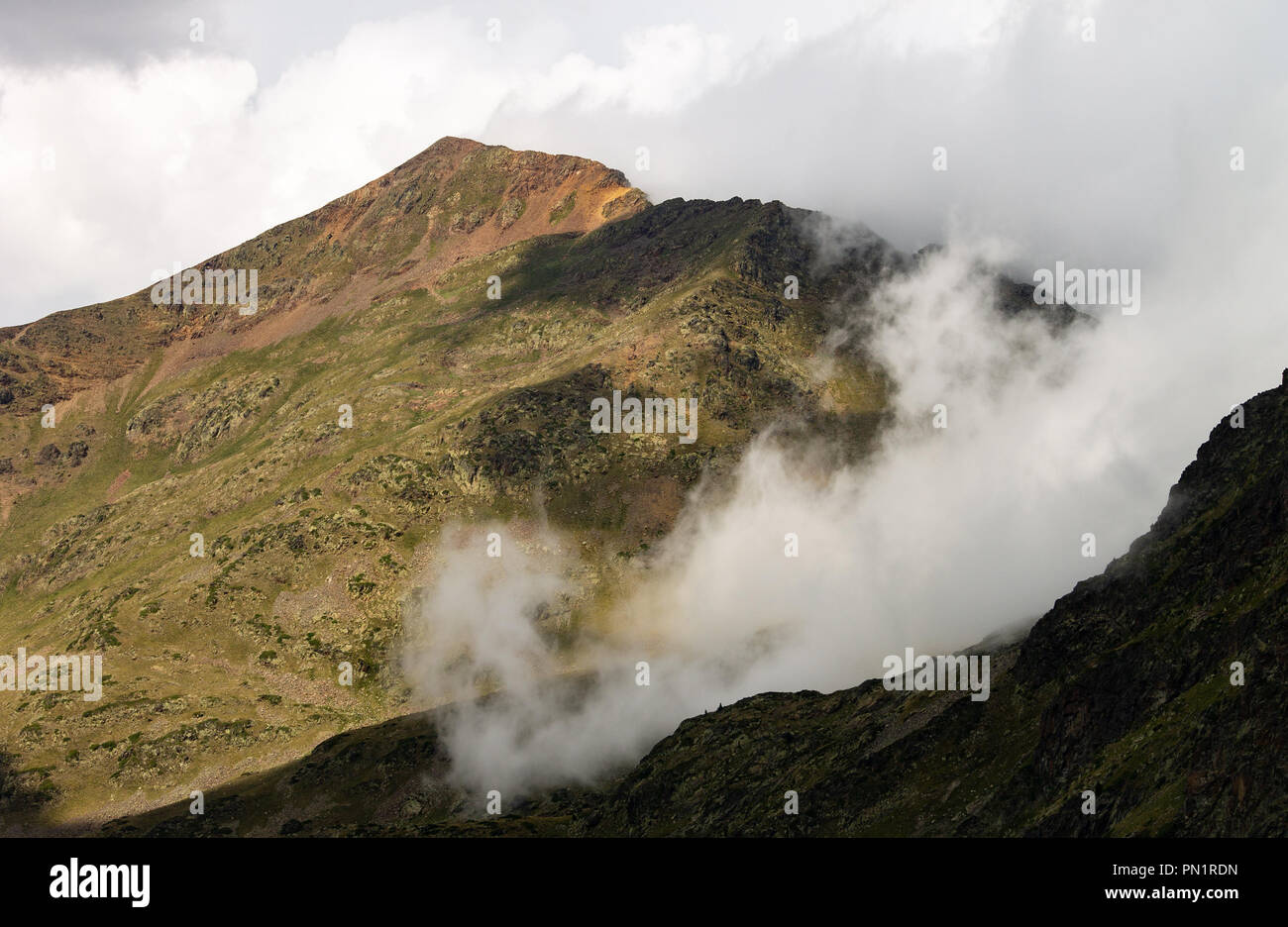 Nebel und Dunst füllt zwischen den Berggipfeln. Stockfoto