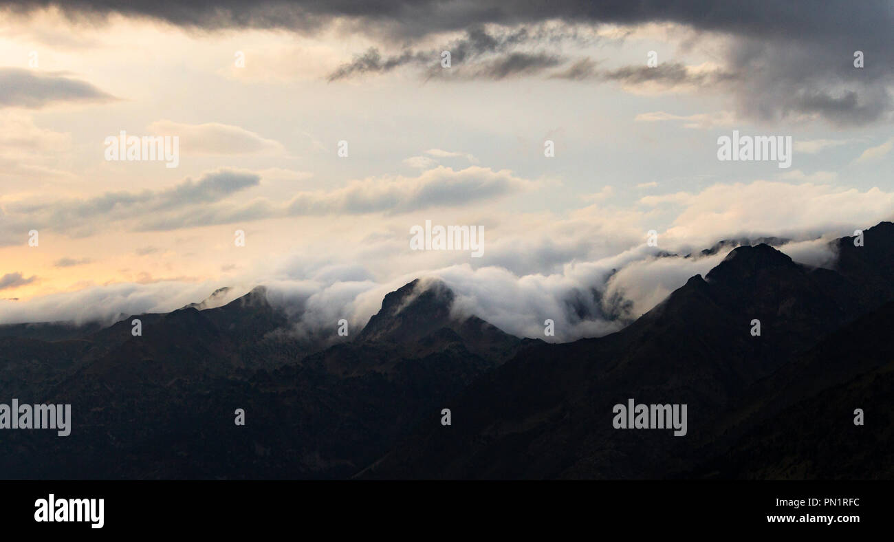 Ein Blick auf die Wolken und Nebel in der Umgebung des Gebirges. Stockfoto