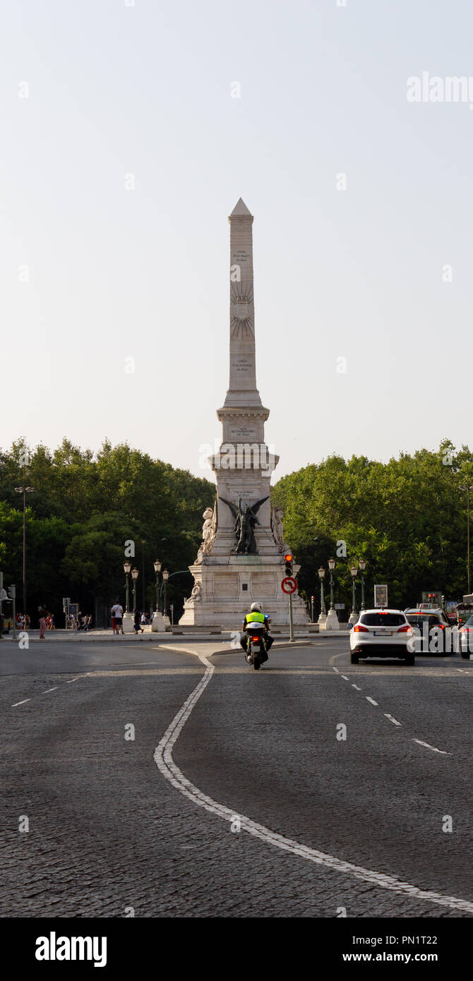 Vorderansicht des Monumento aos Restauradores in Lissabon mit einer Polizei Roller fahren. Stockfoto