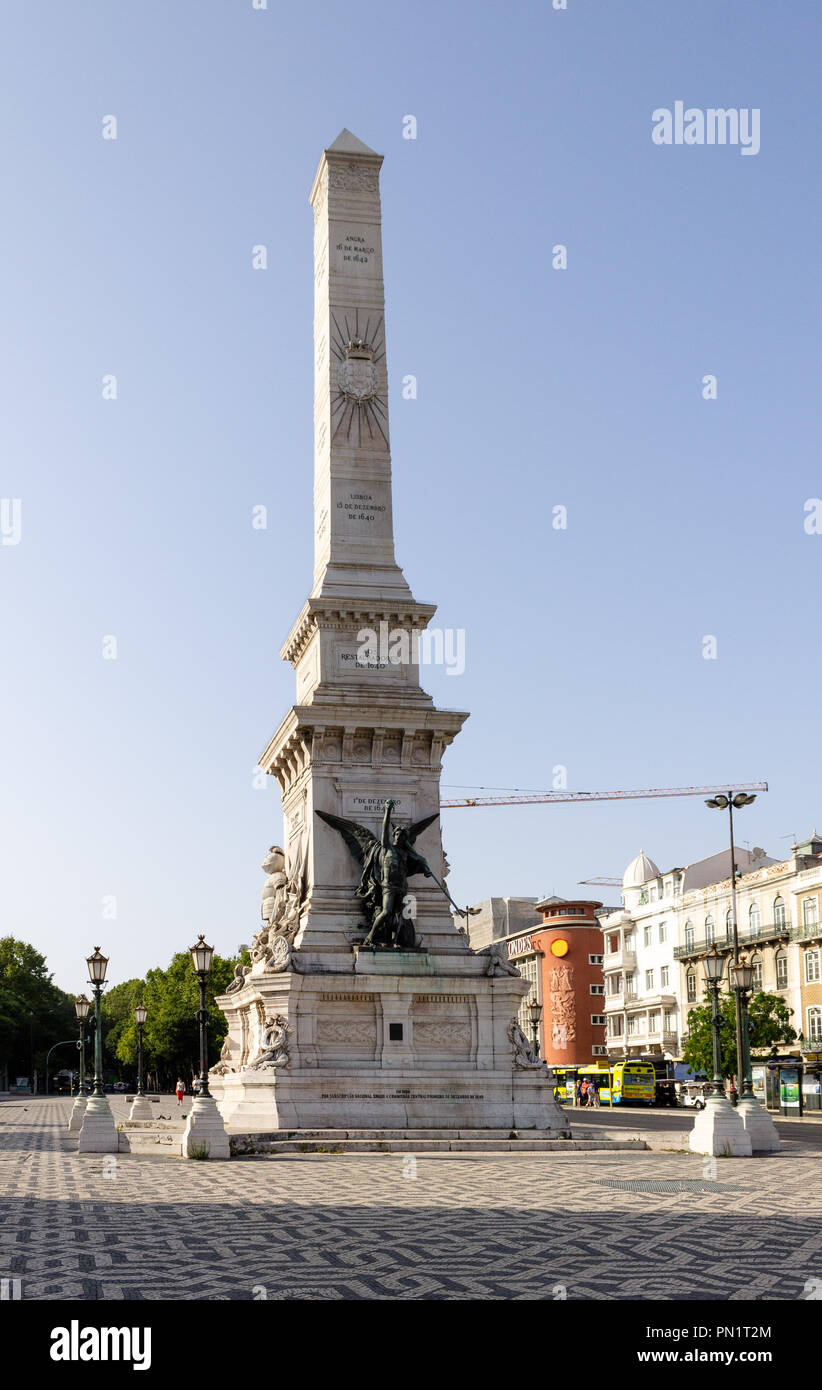 Vorderansicht des Monumento aos Restauradores in Lissabon. Stockfoto