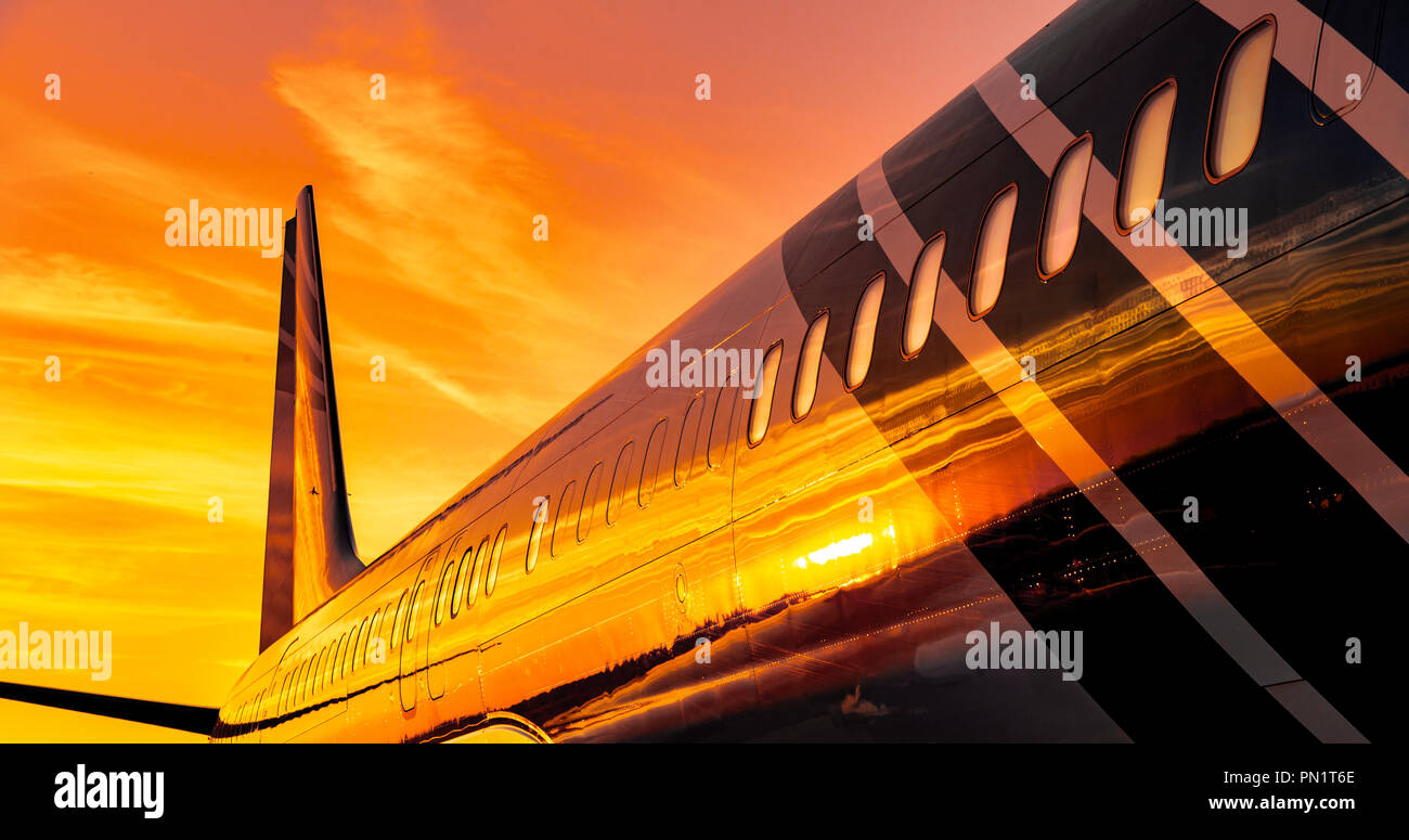 Flugzeugrumpf bei Sonnenuntergang Stockfoto