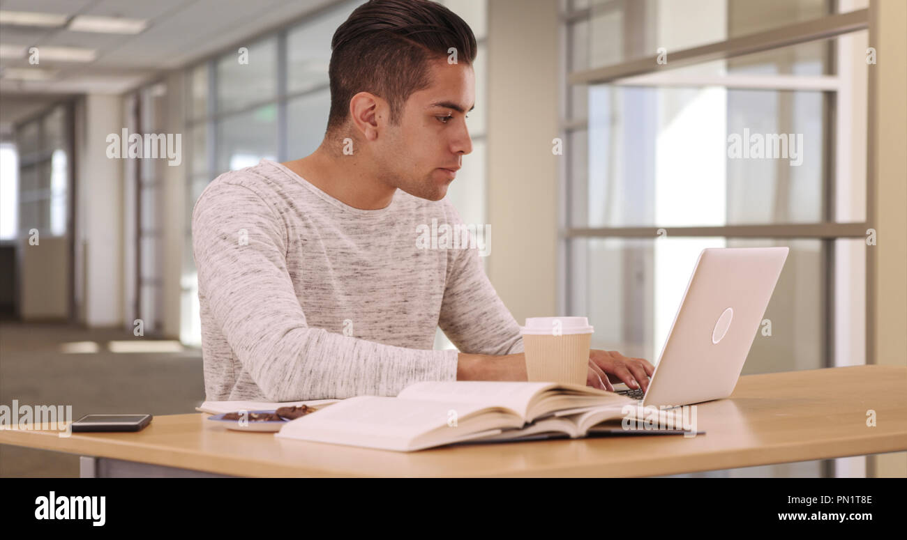 Tausendjährige Latino Studenten im Wohnheim Arbeiten am Laptop Stockfoto