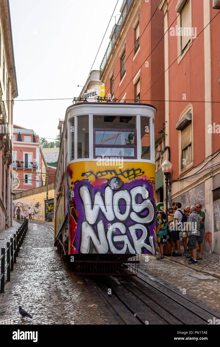 Eine Straßenbahn de Teile in Lissabon mit mehreren Menschen zu beobachten. Stockfoto