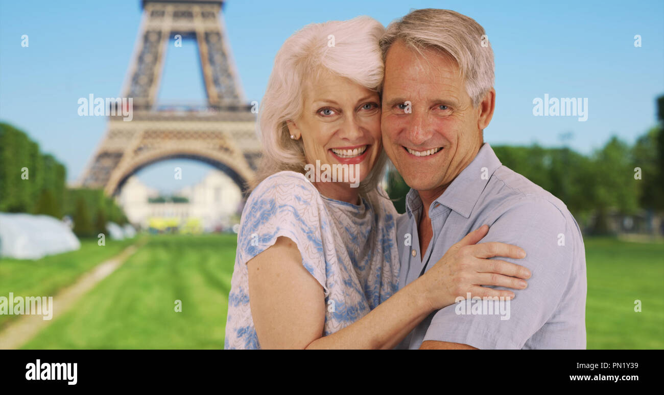 Gerne reifes Paar für ein Portrait vor dem Eiffelturm pose Stockfoto