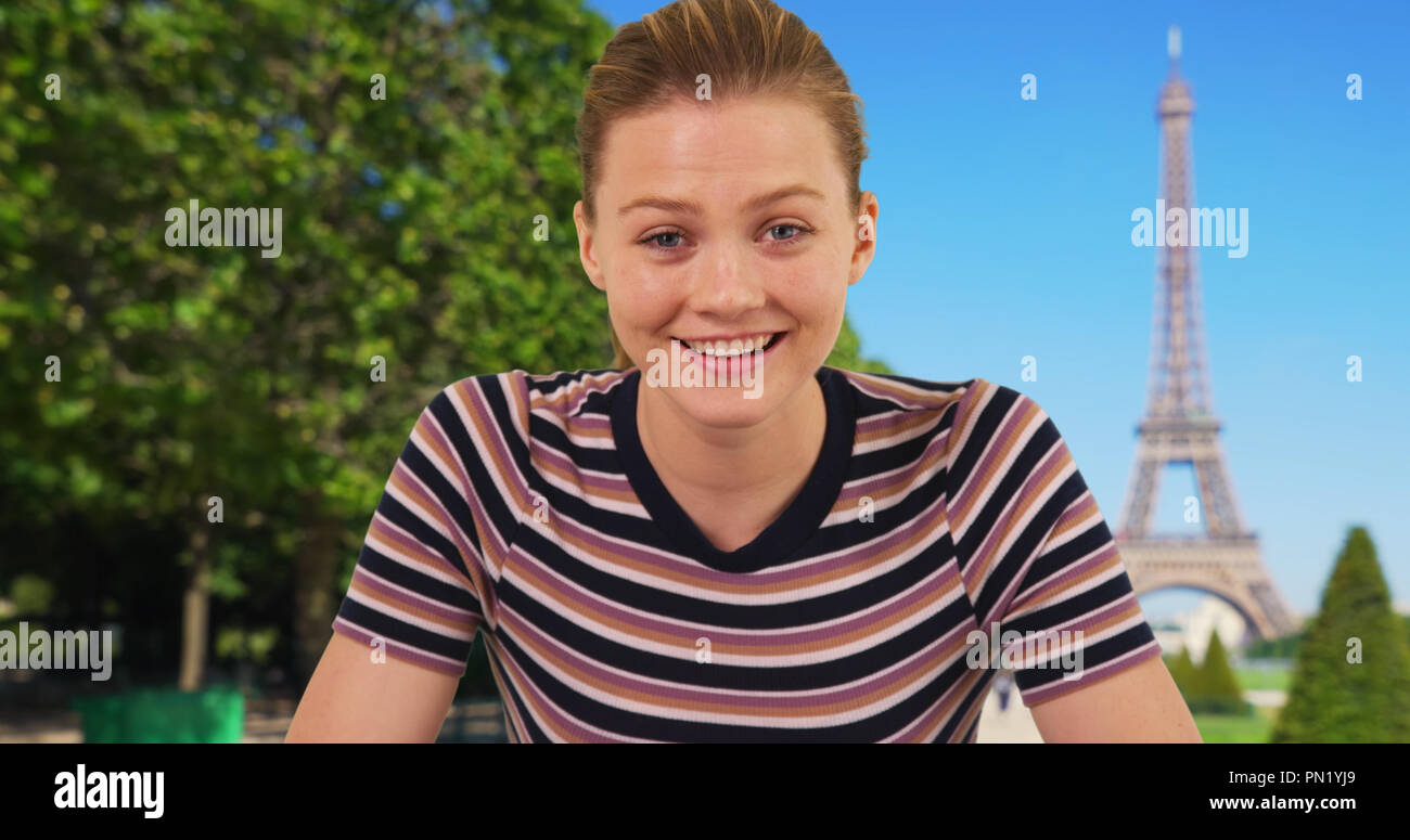 POV-shot von der hübschen Kaukasischen girl in Paris Video-Chats mit Freunden oder der Familie Stockfoto