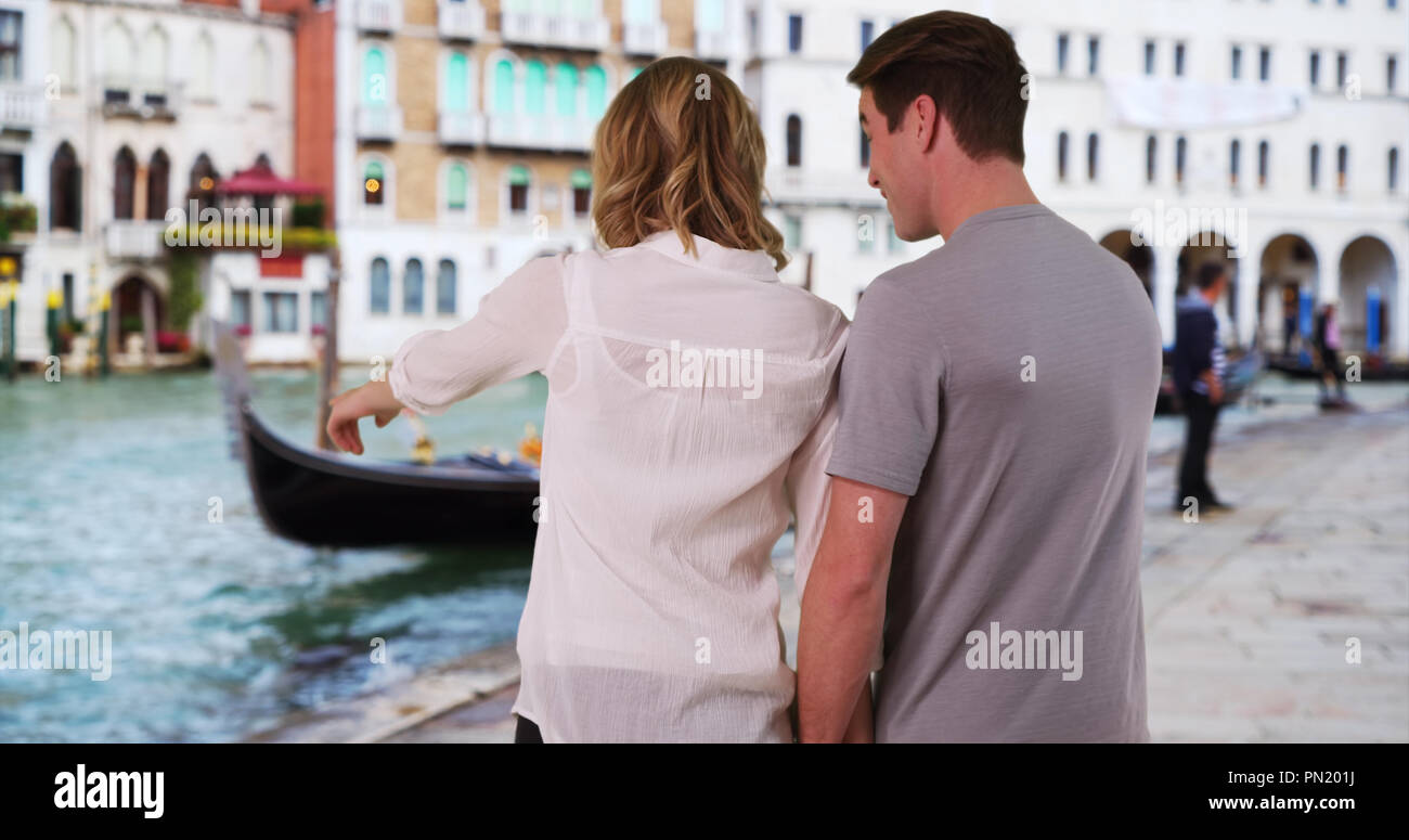 Ansicht der Rückseite des jungen Ehepaar in Venedig mit Blick auf den Canal Grande Stockfoto