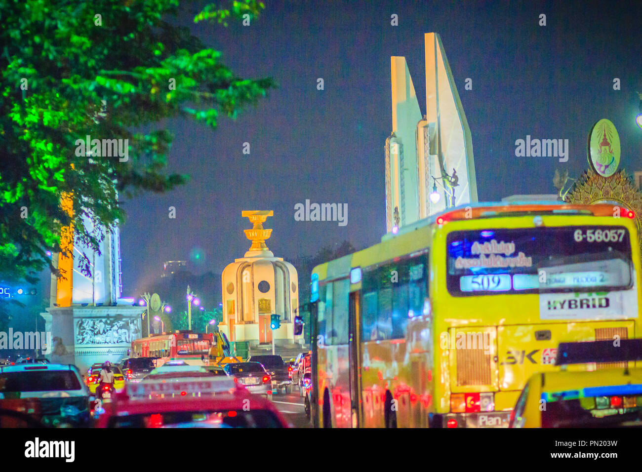 Bangkok, Thailand - 2. März 2017: Die Demokratie Denkmal bei Nacht mit farbigen Licht und Stau. Stockfoto