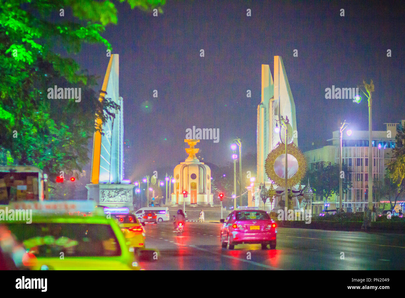 Bangkok, Thailand - 2. März 2017: Die Demokratie Denkmal bei Nacht mit farbigen Licht und Stau. Stockfoto