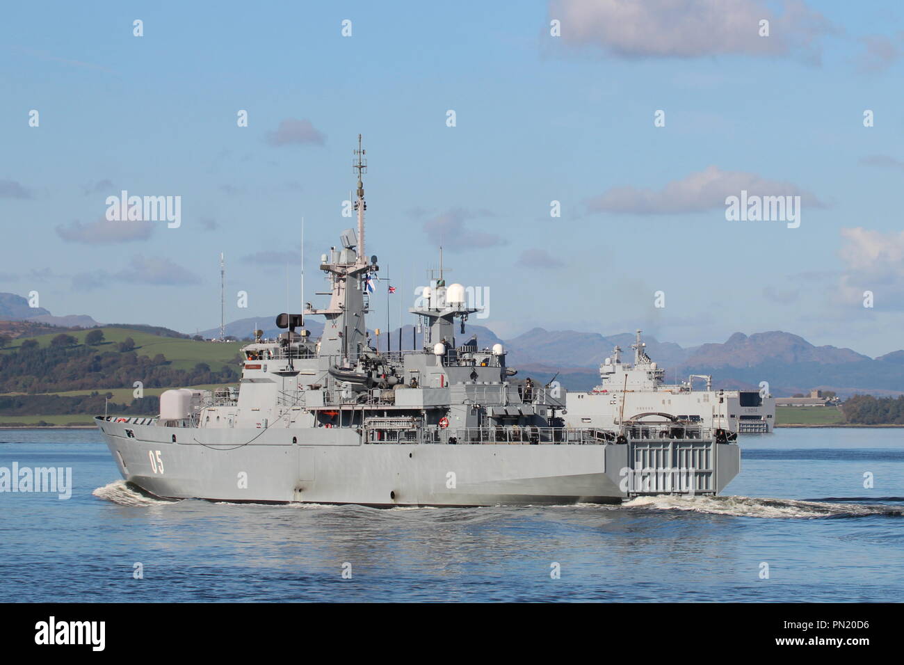 Der finnischen Marine Uusimaa (05), und der Französischen Marine Tonnerre (L 9014), off Greenock während der Übung gemeinsame Krieger 16-2. Stockfoto