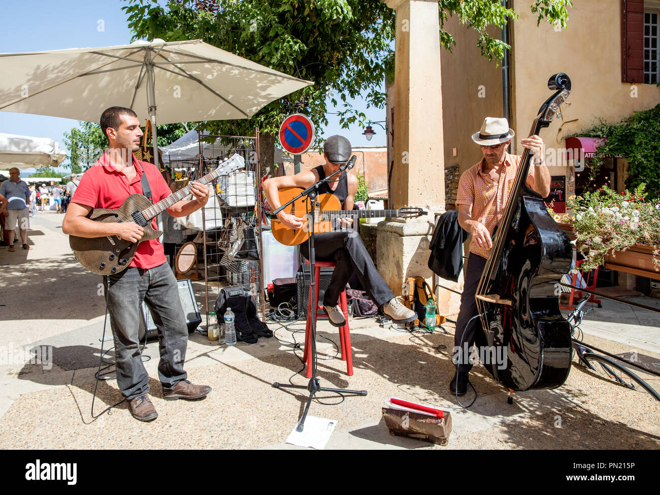 Lokale Musiker im Dorf Roussillon Provence Frankreich Stockfoto