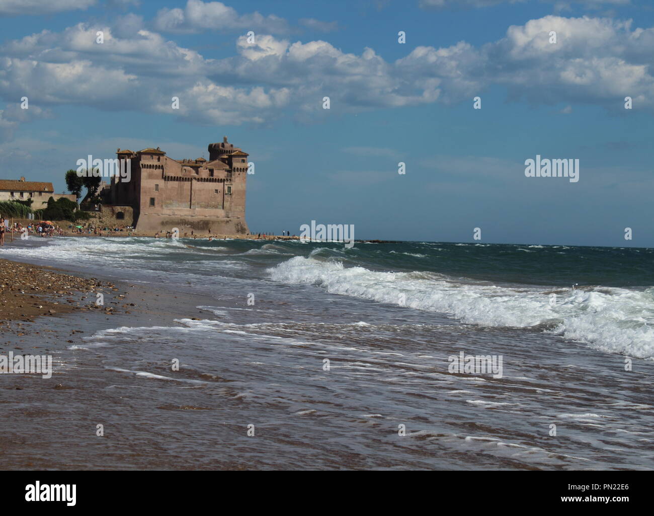 Mittelalterliche Burg von Santa Severa thront auf dem Meer Stockfoto